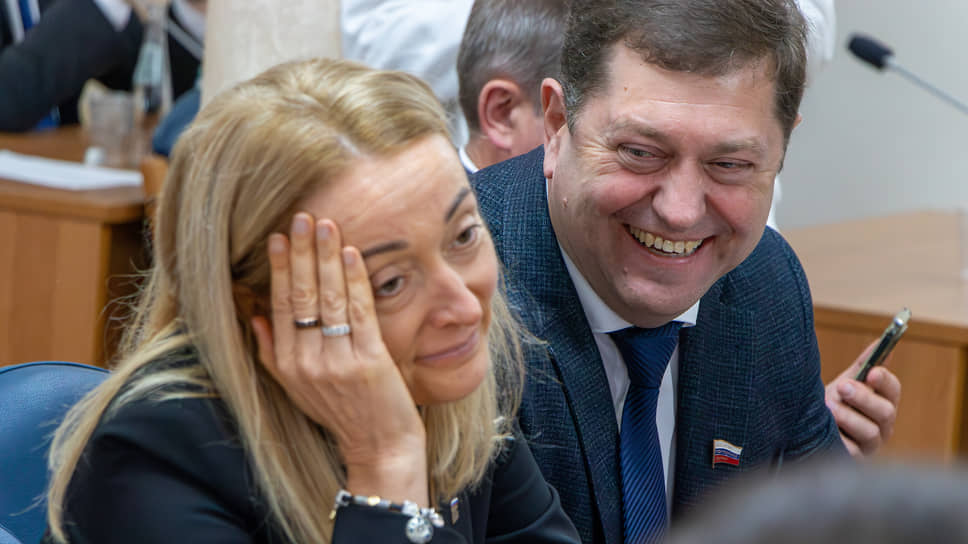 Депутаты Юлия Попова (слева) и Сергей Крючков (справа) на первом заседании нового созыва муниципального парламента Воронежа