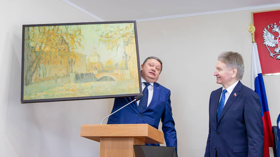 Господин Сысоев на заседании символически проводил Владимира Ходырева, возглавлявшего думу в трех последних созывах, подарив ему картину с изображением Каменного моста, одного из символов Воронежа (с 2023 года в затянувшемся ремонте после обрушения)