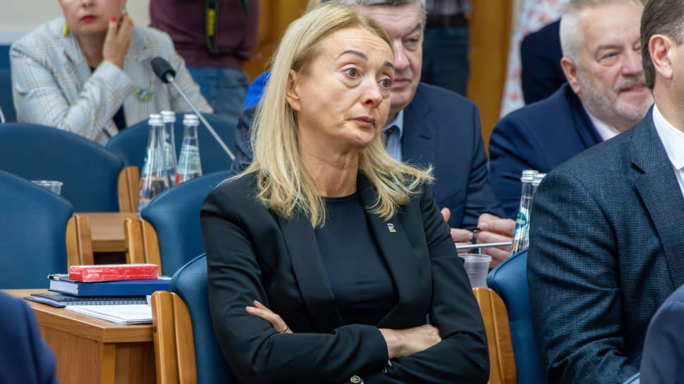 Депутат гордумы Воронежа Юлия Попова во время речи Владимира Ходырева