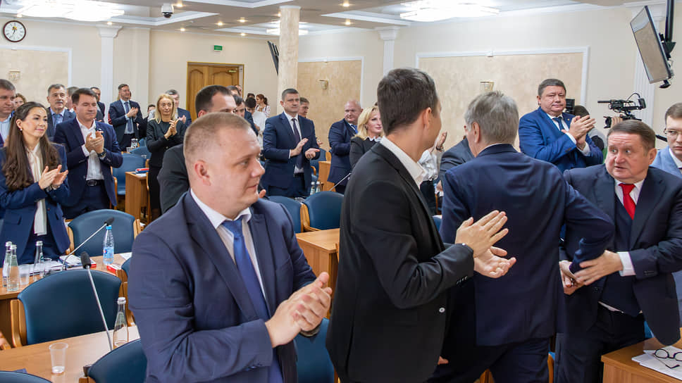 Депутаты провожают спикера предыдущего созыва Владимира Ходырева с трибуны на первом заседании нового созыва муниципального парламента Воронежа