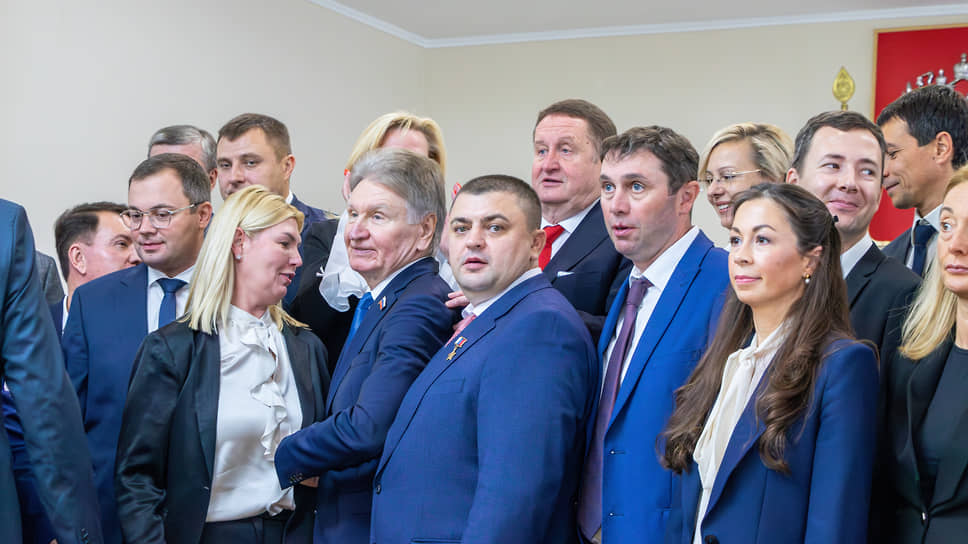 Депутаты городской думы Воронежа шестого созыва во время общего фотографирования после первого заседания. В центре — Герой России Андрей Дьяченко, новый спикер гордумы