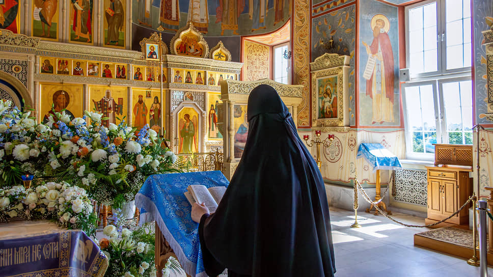 В XVII веке монастырь жил на собственные доходы: ему принадлежали Белозатонский юрт (ныне села Верхний и Нижний Мамон), деревня Рожка (ныне Отрожка), где были рыбные ловли, покосы и леса, в которых в изобилии водились лоси, бобры и куницы.