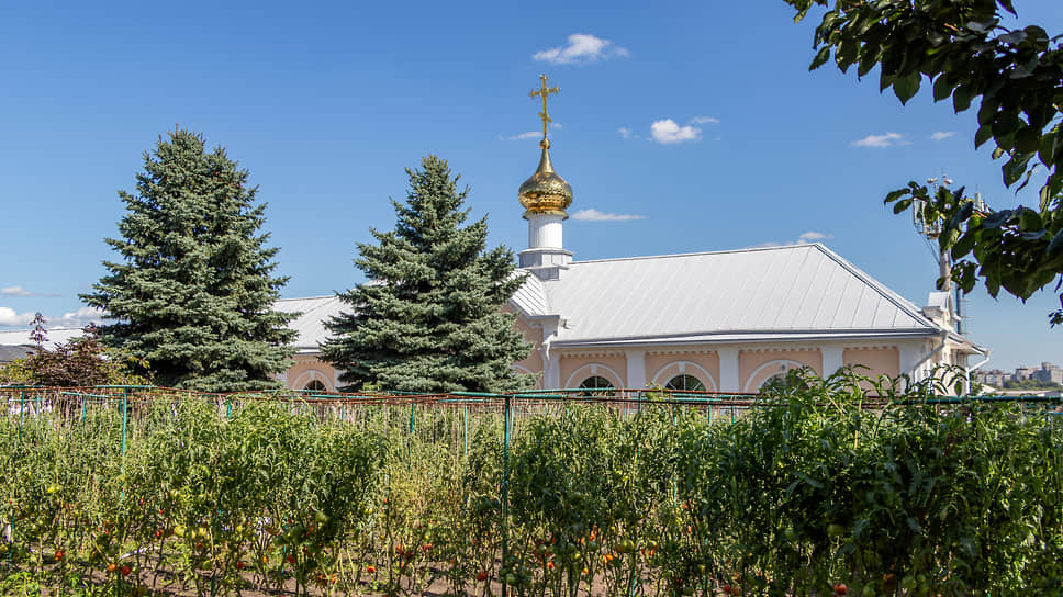 В обители десять лет подвизался иеромонах Аввакум, килейник святителя Тихона. 