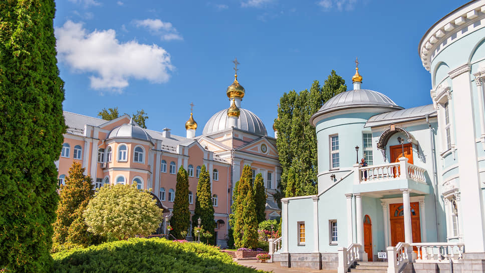 До революции монастырь был мужским, теперь он женский.