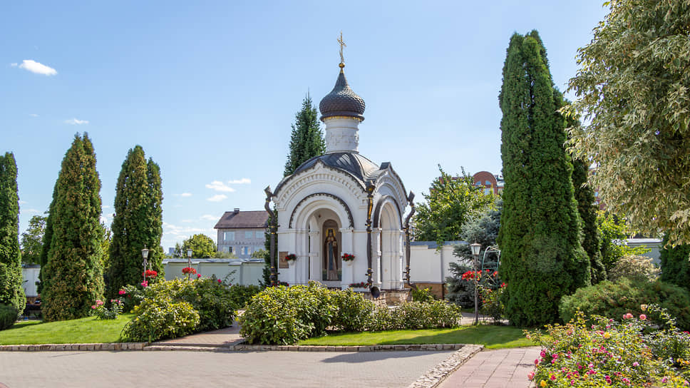 Здания монастыря окружает благоухающий сад. 