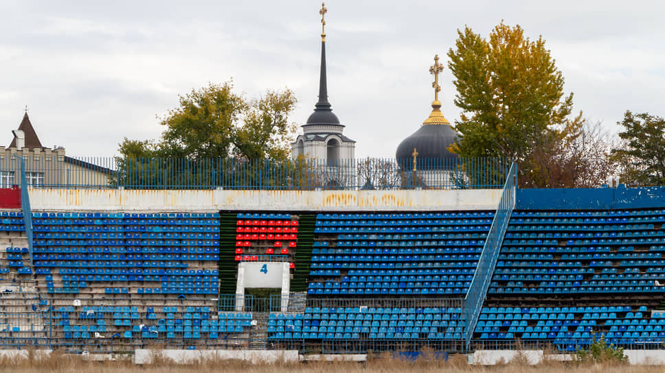 Первоначально стадион назывался спортивной площадкой областного совета профсоюзов
