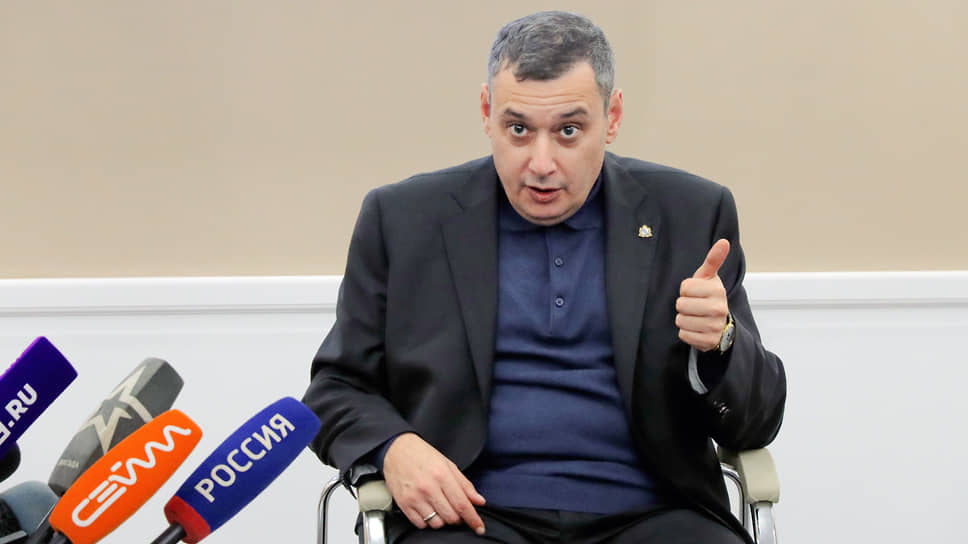 «Сразу, коллеги, хочу ко всем обратиться: если кто-то чувствует себя не готовым к новому формату работы, к кризисной системе управления, может об этом честно сказать, написать заявление»,— сказал он после назначения в ходе оперативного совещания 9 декабря 2024 года. В регионе господин Хинштейн, еще будучи врио, проводил активную кадровую политику. Среди первых ушедших с постов — два замгубернатора: Алексей Дедов, перешедший на другую работу, Сергей Стародубцев, ушедший в отставку по состоянию здоровья