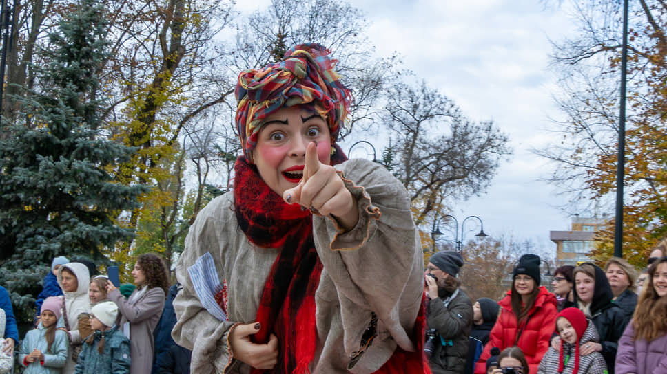 Актеры «ВАУ театра» в уличном спектакле «Сказки матушки Реки» на открытии фестиваля «Маршак» в парке «Орленок» 25 октября  
