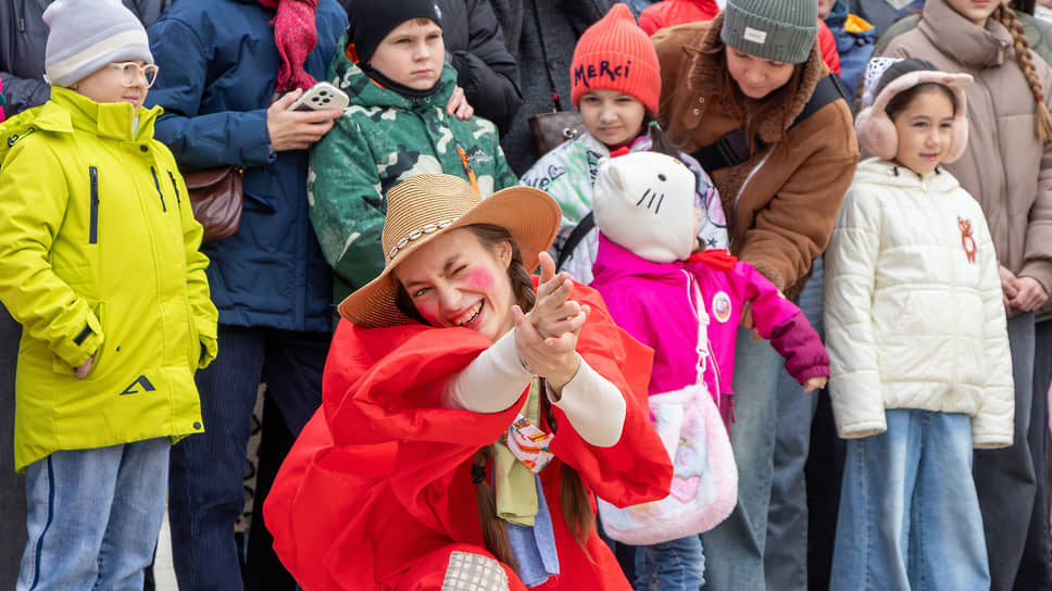 Уличный спектакль «Коза и коса» в исполнении ВАУ театра открыл программу фестиваля в парке «Орленок» 25 октября  