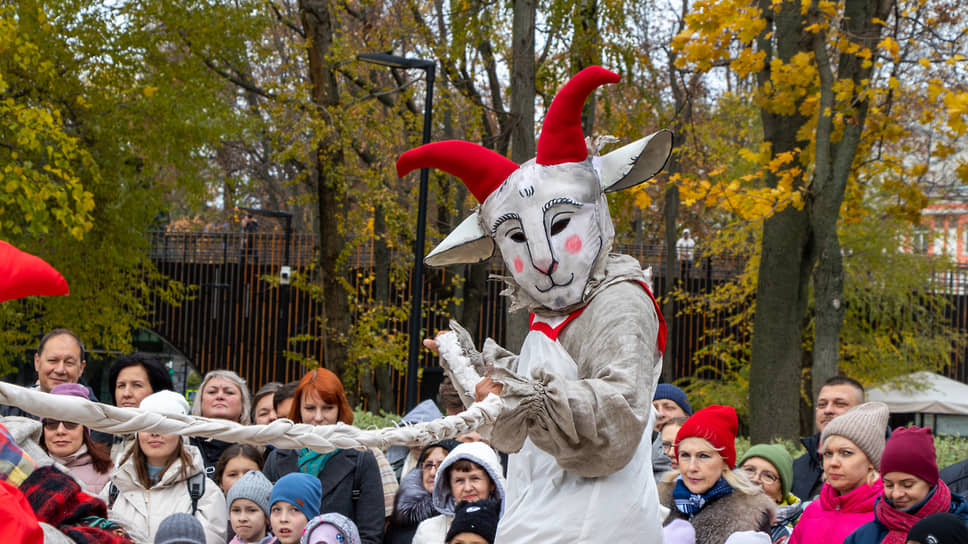 Уличный спектакль «Сказки матушки Реки» на фестивале «Маршак»