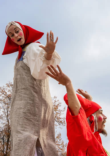 Один из артистов уличного театра во время открытия  фестиваля «Маршак» в парке «Орленок» в Воронеже