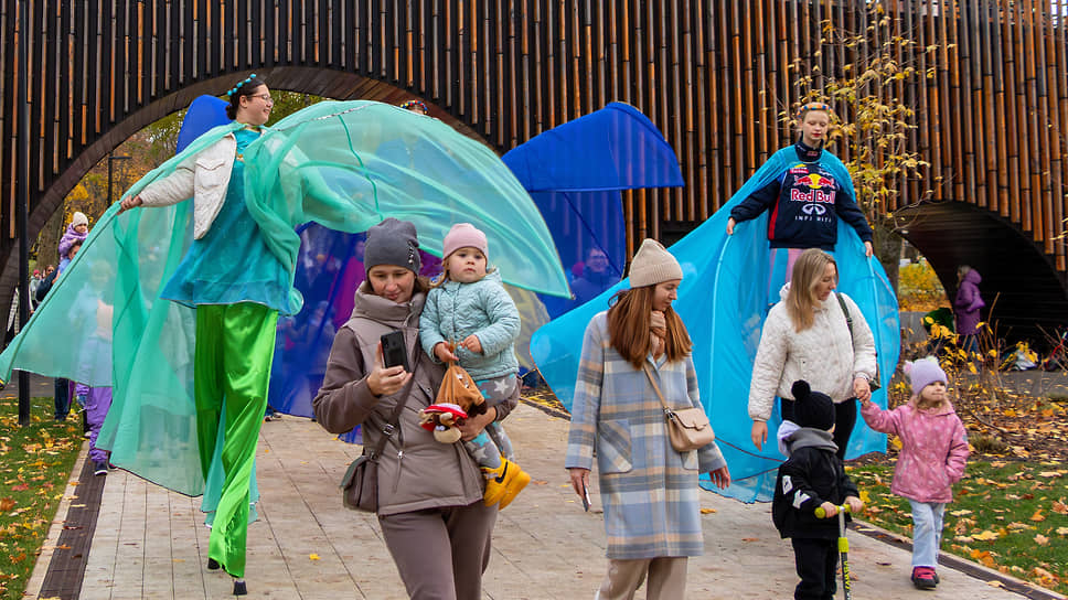 Посетители фестиваля гуляют по территории парка «Орленок»