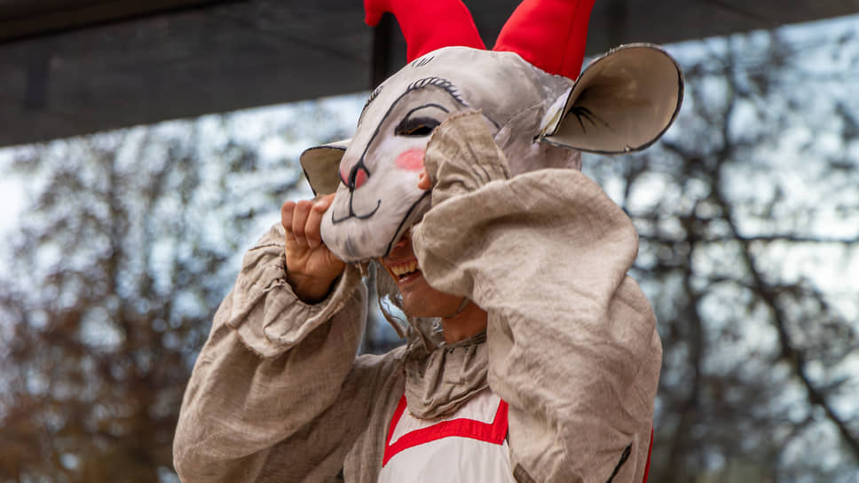 Один из артистов уличного театра во время открытия  фестиваля «Маршак» в парке «Орленок» в Воронеже