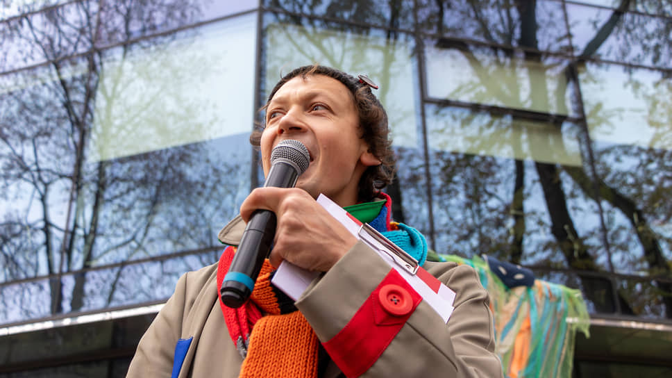 Актер Ярослав Козлов — дежурный по фестивалю — приглашает гостей на книжную ярмарку в центре креативных индустрий «Матрешка»