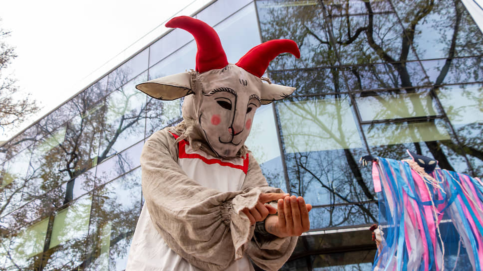 Актеры «ВАУ театра» у входа в центр креативных индустрий «Матрёшка»