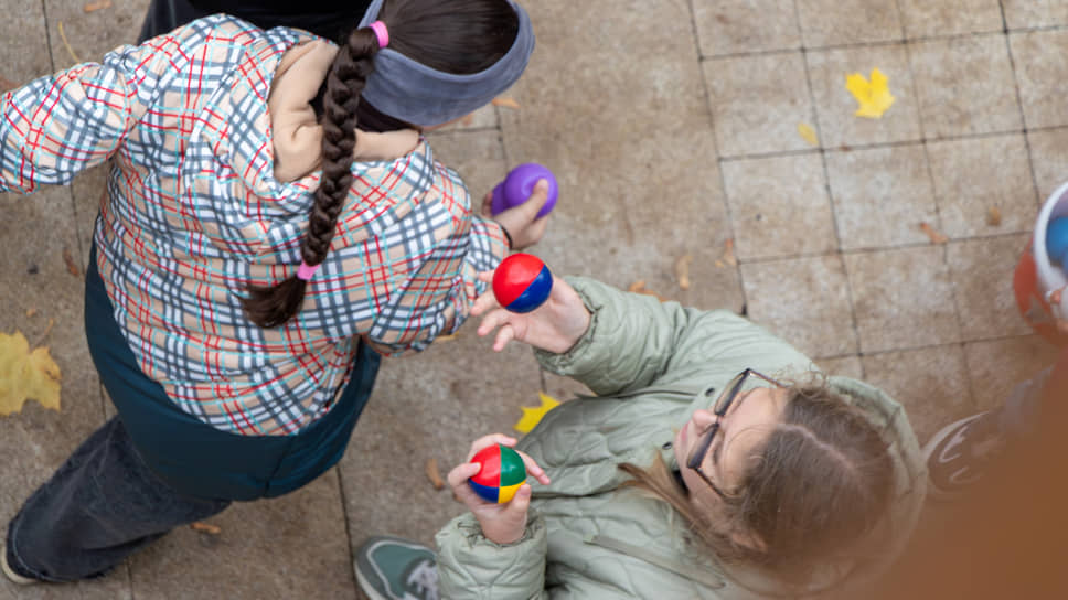 Участники мастер-класса в рамках фестиваля осваивают искусство жонглирования