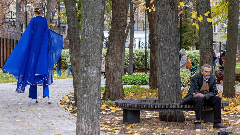 Девушка на ходулях прогуливается по аллеям парка «Орленок» в день открытия фестиваля