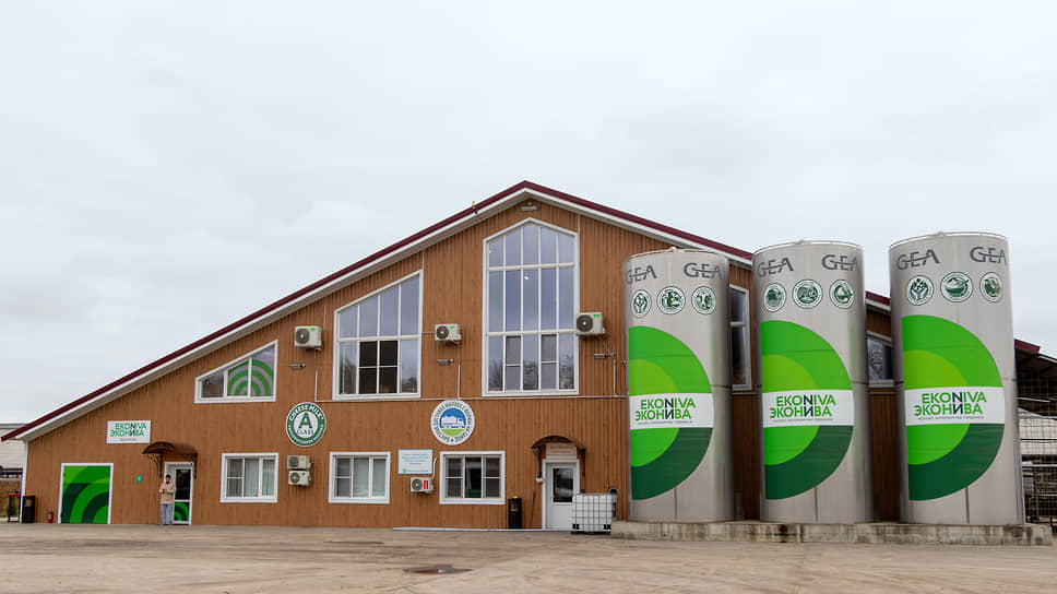 Перед тем, как поступить на сыродельный завод в селе Щучье, каждая партия молока исследуется в лаборатории. Качество проверяют по 29 показателям