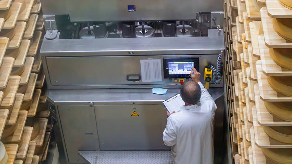 После производства и соляного бассейна сыр отправляется в камеру созревания с температурой 13-14°C и влажностью 90%