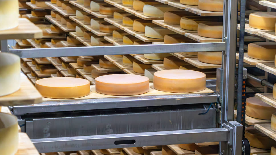 Разные сорта сыра созревают до 15 месяцев. Головки хранятся на деревянных полках из ангарской сосны, за сыром ухаживает специальный робот