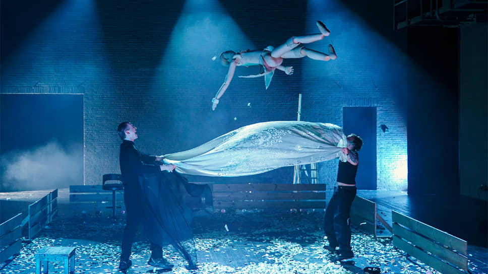 Спектакль «Шутники» в Камерном театре Воронежа