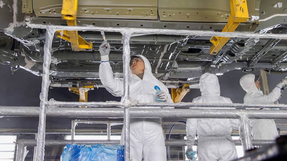 Антикоррозийные материалы наносятся вручную на узлы кузова, усиливая защиту перед прохождением дальнейших производственных стадий