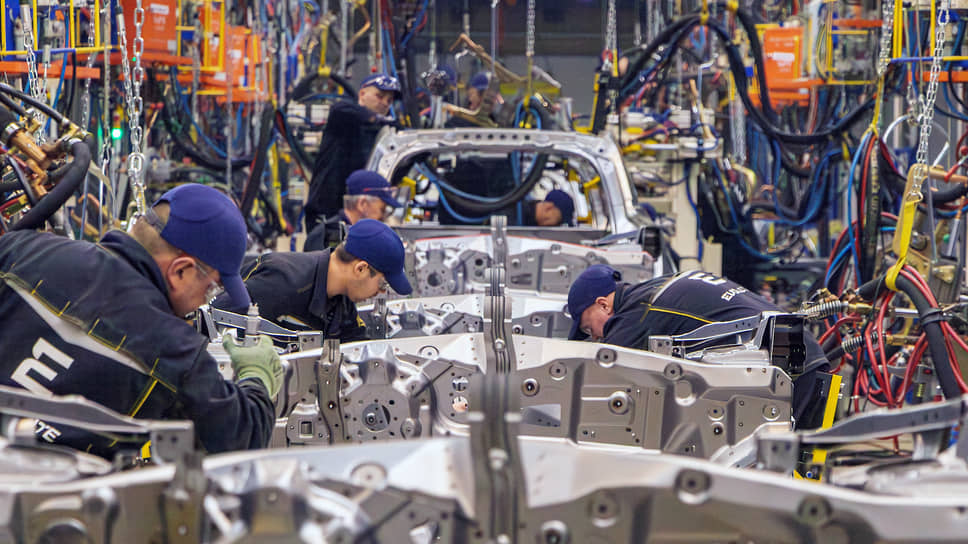 Завершение сварочных операций формирует готовую силовую структуру кузова, обеспечивающую жесткость и долговечность конструкции