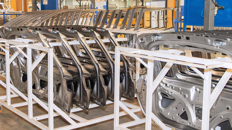 Металлоконструкции размещаются на участке предприятия перед их подачей на дальнейшие технологические операции