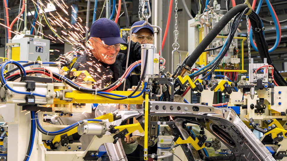 Работа специалистов на сварочных линиях направлена на соблюдение параметров геометрии и прочности элементов кузовной платформы