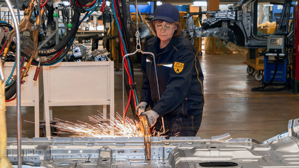 Производственные бригады выполняют финальные операции сварки, после которых кузова переходят к этапам подготовки и окраски