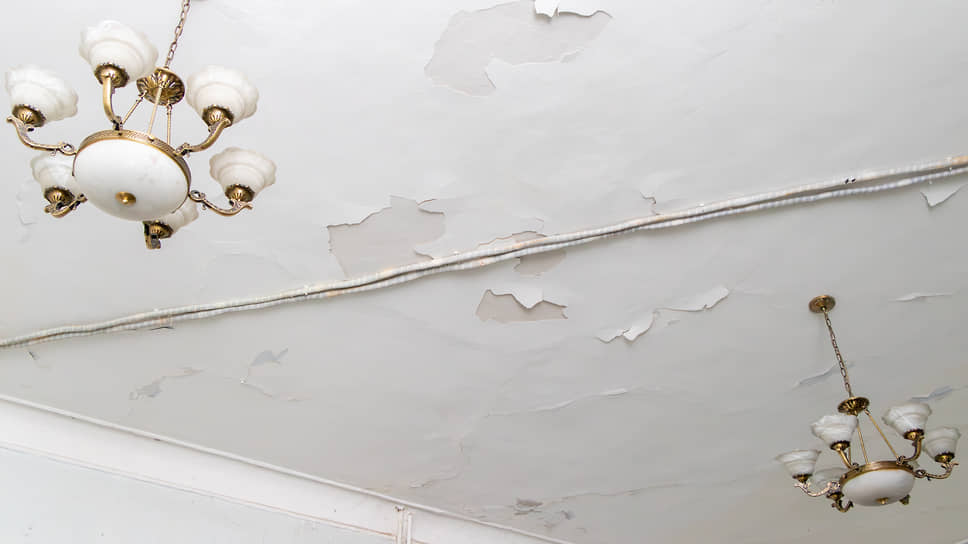 Потолок в одном из помещений Дома офицеров с поврежденной отделкой 