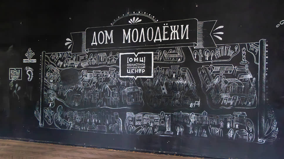 Надпись «Дом молодежи» на внутренней стене Дома офицеров как напоминание о разнообразии назначения здания