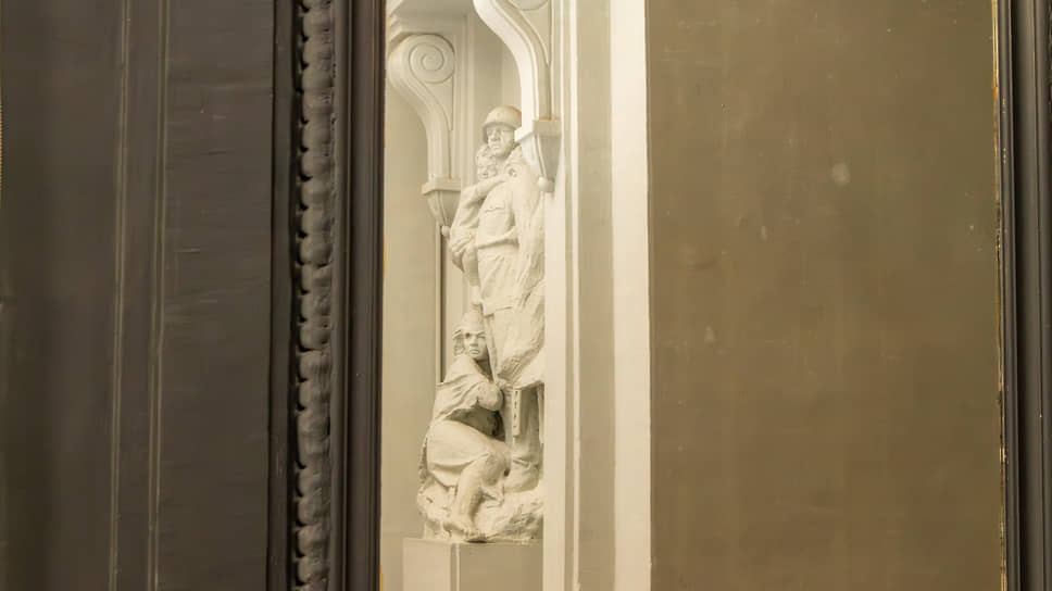 Одна из советских скульптур в интерьерах Дома офицеров, отраженная в стеклянной поверхности