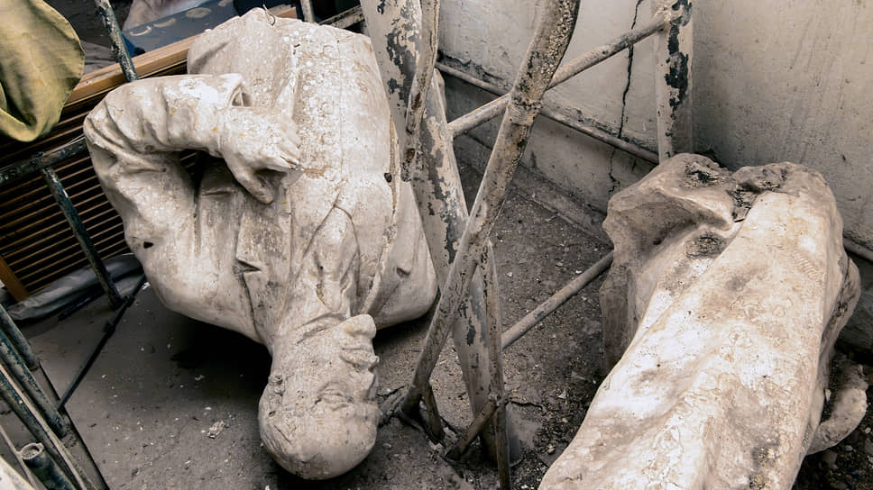 Разрушенный вождь, лежащий за кулисами концертного зала Дома офицеров