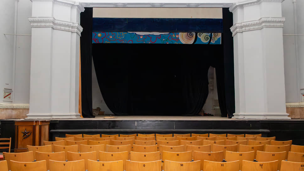 Концертный зал Дома офицеров с видом на сцену