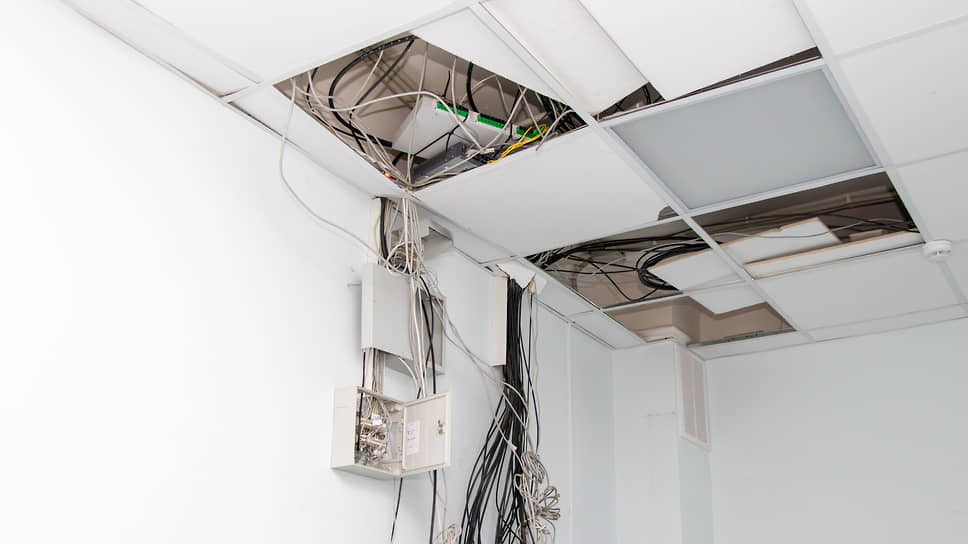 Открытая проводка и инженерные элементы в интерьере Дома офицеров