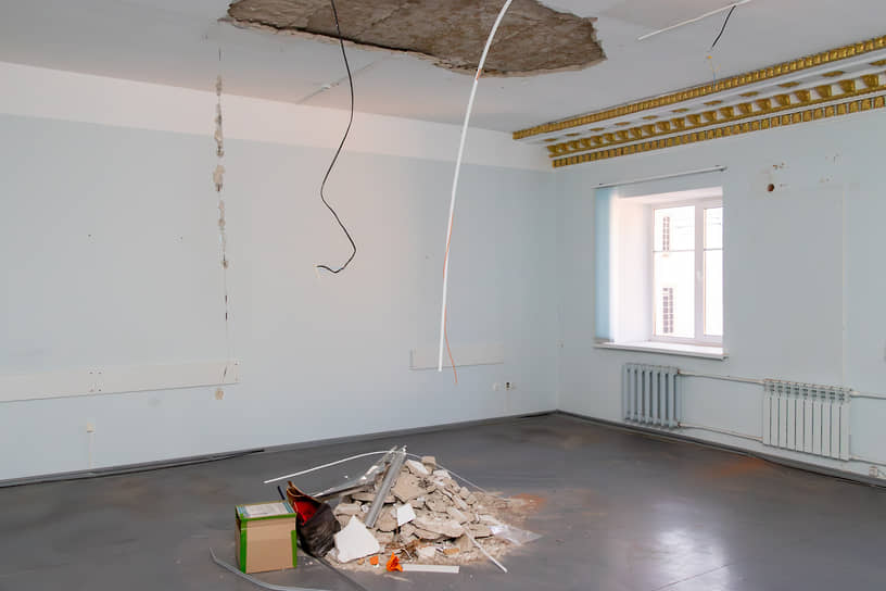 Помещение Дома офицеров со строительным мусором после обрушения части потолка