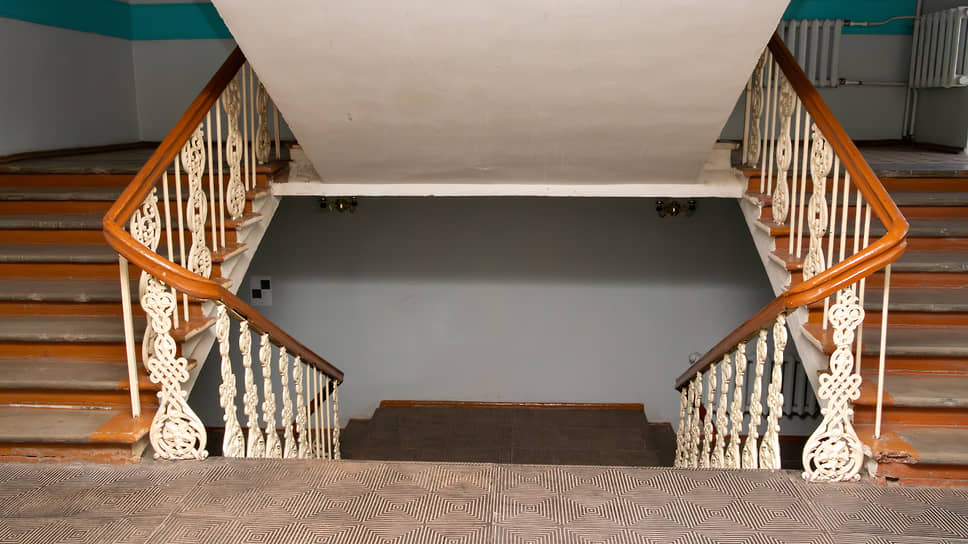 Старинная лестница в Доме офицеров с ограждением в виде сквозной балюстрады с деревянными перилами и фигурными балясинами