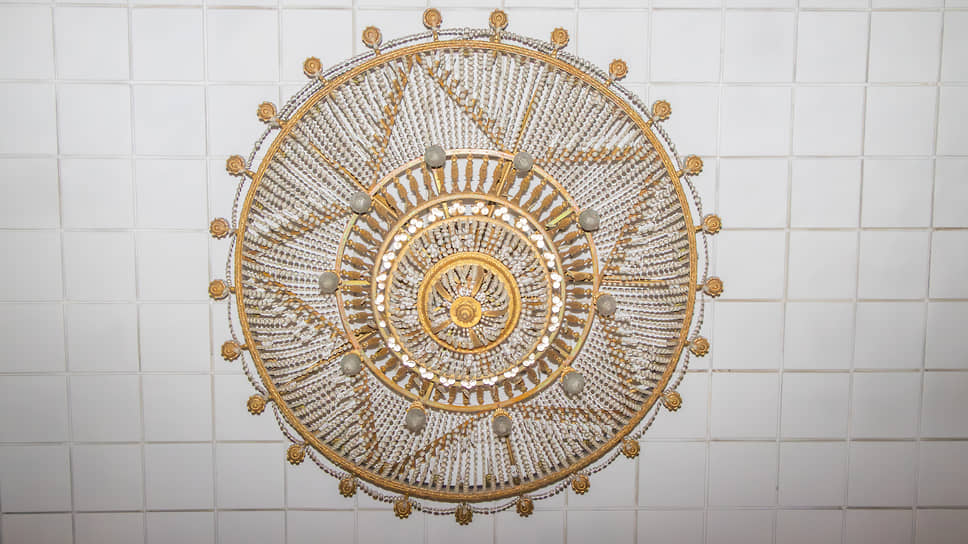 Хрустальная люстра диаметром более 2-х метров в форме звезды под потолком концертного зала, сохранившаяся с советских времен