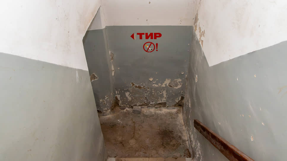Спуск в подвальное помещение Дома офицеров, где ранее располагался тир, о чем напоминает надпись на стене