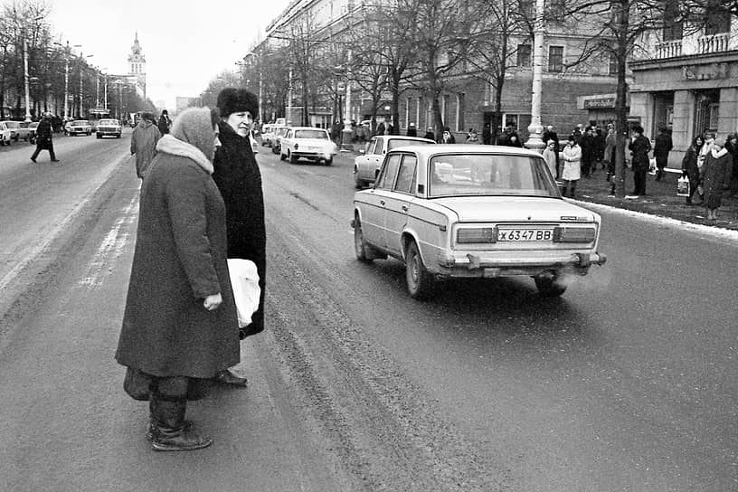 Проспект Революции. Пешеходы переходят улицу в неположенном месте. Съемка Январь 1993 год.