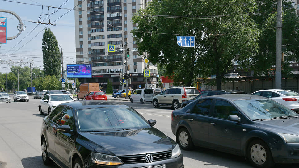Улица Ворошилова «помнит» трамваи (на предыдущем фото)