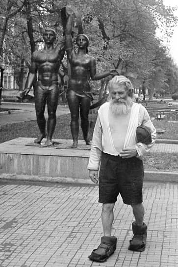 Памятник физкультурникам на улице Карла Маркса в 1991 году, на этом месте сейчас – памятник Владимиру Высоцкому