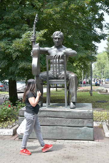 Памятник Владимиру Высоцкому (2024 год) на месте памятник физкультурникам (предыдущее фото) на улице Карла Маркса, фото 1991 года.