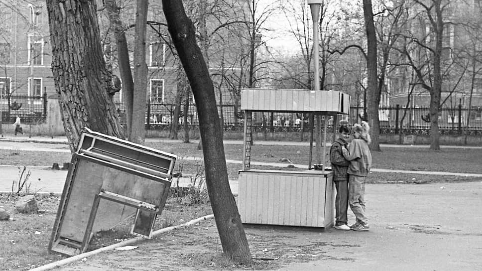 Молодые люди в парке культуры и отдыха «Первомайский сад». Съемка Апрель 1991 год.