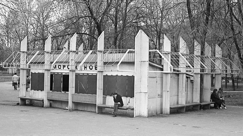Первомайский сад: кафе «Мороженое» в 1991 году, в 2024 на этом месте – памятник святителю Митрофану Воронежскому (следующее фото)