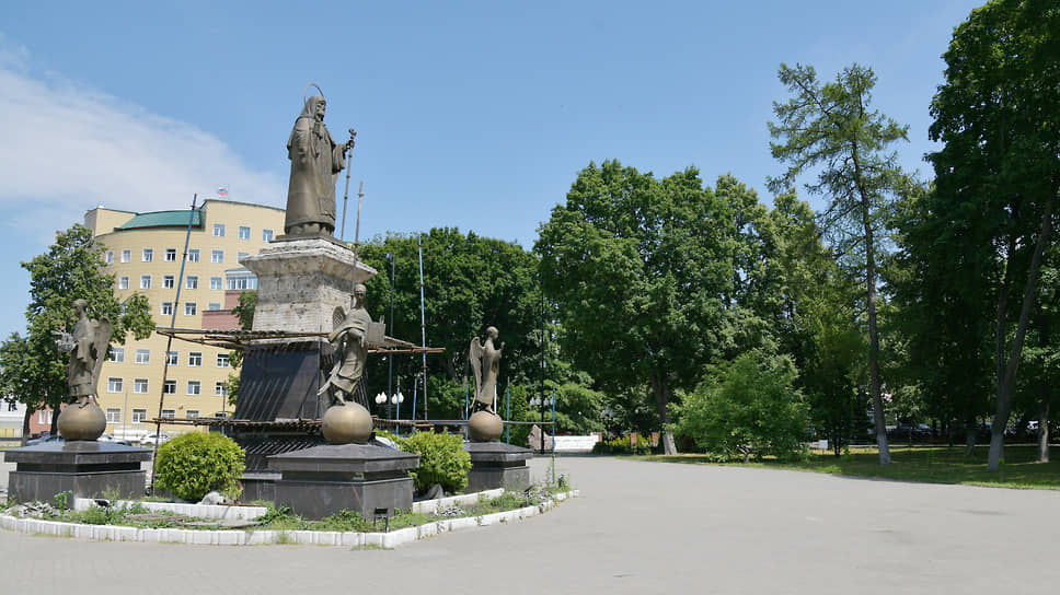 Первомайский сад: Памятник святителю Митрофану Воронежскому рядом с местом, где было кафе кафе «Мороженое» в 1991 году 