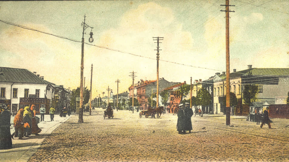 Большая Дворянская улица (сегодня — проспект Революции) проложена согласно первому генеральному плану Воронежа, разработанному при губернаторе Николае Шетневе в 1774 году