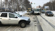 Ленинградский проспект в Ярославле стоял в пробке из-за ДТП с двумя автобусами