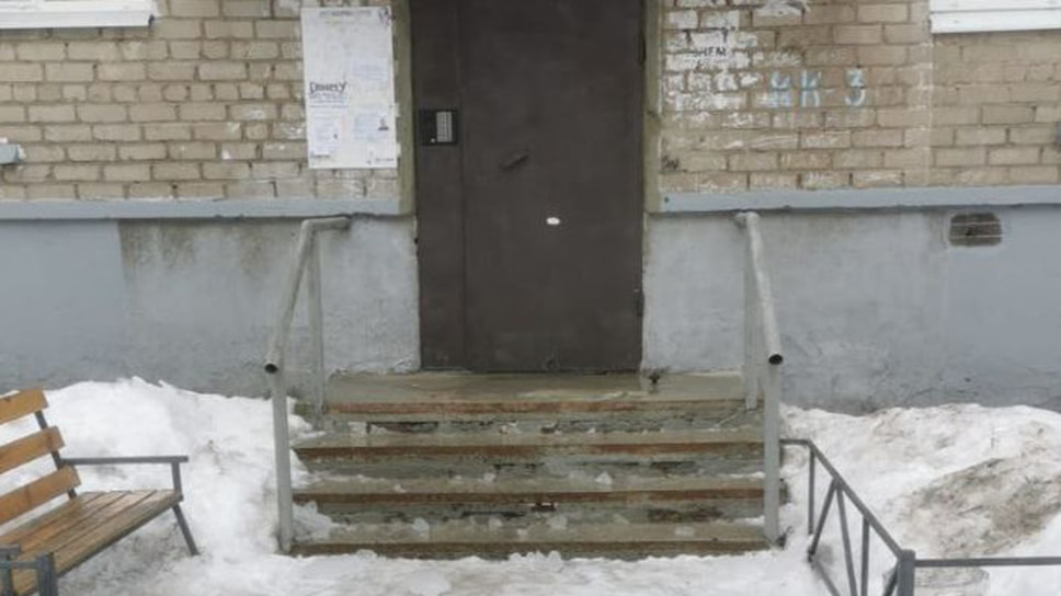 Место падения ледяной глыбы на женщину в Ярославле